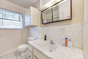 Een haardroger, handdoeken, zeep, shampoo