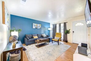 TV connectée, livres, écrans d'ordinateur