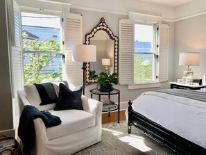 3 bedrooms, desk, iron/ironing board, free WiFi - Shain Manor: elegant & newly renovated for 6! (Savannah)