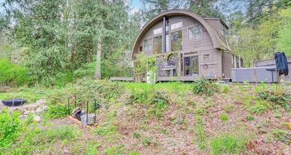 Riverfront Skykomish Cabin w/ Private Hot Tub!
