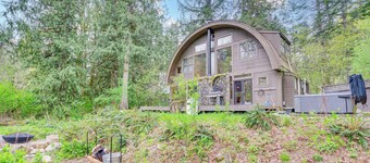 Riverfront Skykomish Cabin w/ Private Hot Tub!