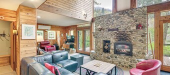 Riverfront Skykomish Cabin w/ Private Hot Tub!
