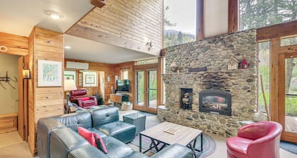 Riverfront Skykomish Cabin w/ Private Hot Tub!