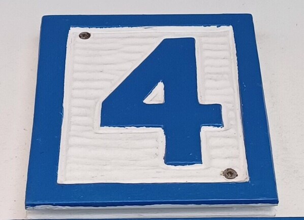Un panneau bleu et blanc portant le numéro 4.