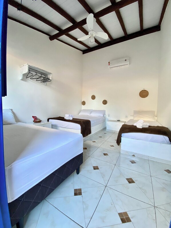 Standard Quadruple Room | Iron/ironing board, free WiFi - Pousada Gira Mundo (Porto Seguro)