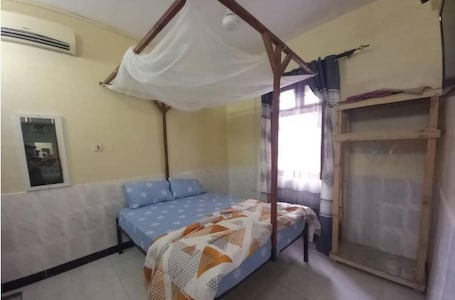 Espacio para trabajar con laptop y tabla de planchar con plancha