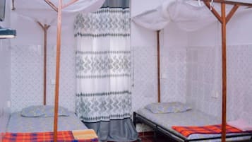 Habitación cuádruple, vistas a la ciudad | Espacio para trabajar con un portátil y tabla de planchar con plancha