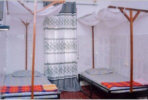 Habitación cuádruple, vistas a la ciudad | 1 dormitorio y espacio para trabajar con un portátil