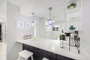 Réfrigérateur, four à micro-ondes, un four, surface de cuisson
