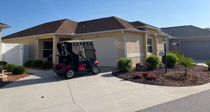 Stylish villa with golf cart, BBQ, near pool & shops in tranquil setting!