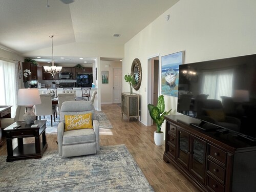 Stylish villa with golf cart, BBQ, near pool & shops in tranquil setting!