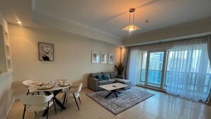 Departamento Confort, balcón, vista al lago | Área de sala de estar | Smart TV de 65 pulgadas con canales por cable 