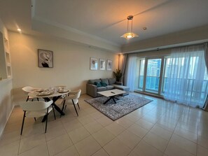 Appartement Confort, balcon, vue sur le lac | Aire de séjour | Téléviseur connecté de 65 po avec télévision par câble