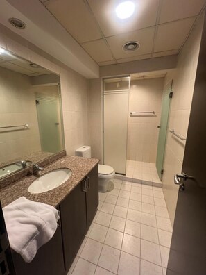 Apartamento Confort, balcón, vistas al lago | Baño | Ducha, secador de pelo, toallas y papel higiénico