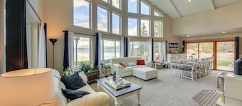 Beachfront Sagle Retreat w/ Boat Dock & Lift