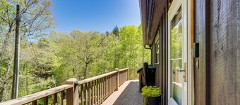 Fire Pit + Community Perks: Murphy Family Cabin!