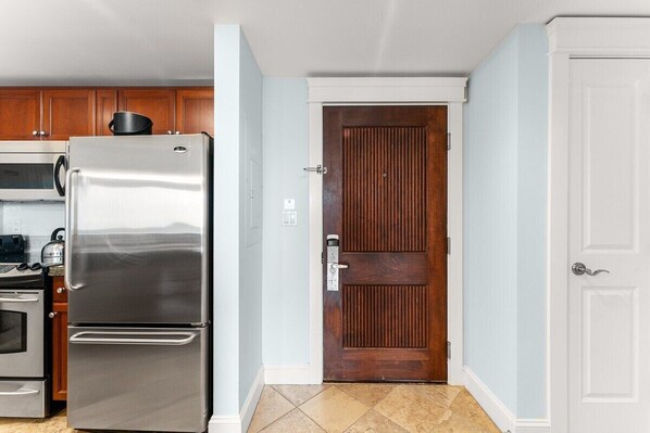 Microwave, stovetop, dishwasher, coffee/tea maker