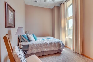 2 bedrooms, bed sheets - Downtown Mcgregor Condo w/ Restaurant On-site! (McGregor)