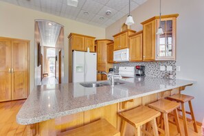 Microwave, oven, stovetop, dishwasher - Downtown Mcgregor Condo w/ Restaurant On-site! (McGregor)