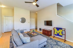 Apartment (2 Bedrooms) | Front of property - Michigan Townhome w/ Smart TV: 25 Mi to Detroit! (Northville)