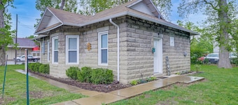 Pet-friendly Pacific Cottage Near Purina Farms!