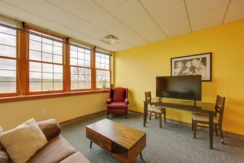 Day Trip to Pittsburgh: Comfy New Kensington Apt!