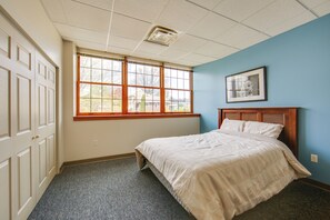 Apartment (1 Bedroom) | Interior - Conference Center & Pond: New Kensington Apartment (New Kensington)