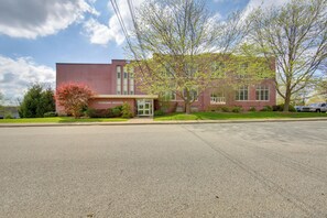 Apartment (1 Bedroom) | Interior - Conference Center & Pond: New Kensington Apartment (New Kensington)