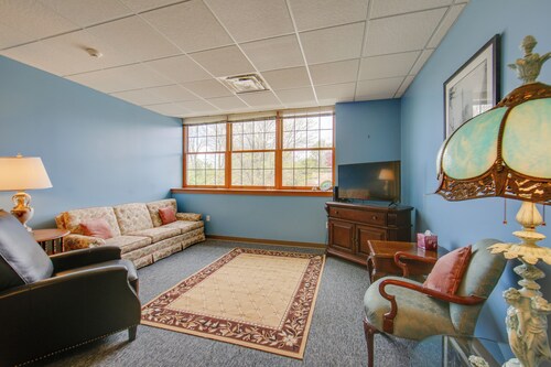 Conference Center & Pond: New Kensington Apartment