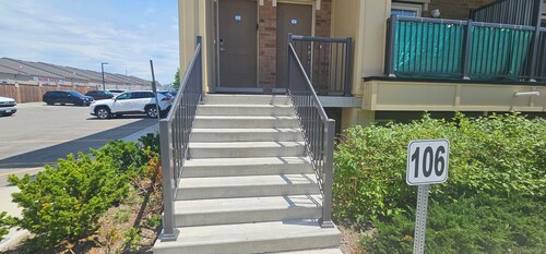 Modern 2BDR | 1 BATH | Free Parking | Minutes to Hwy 401 
