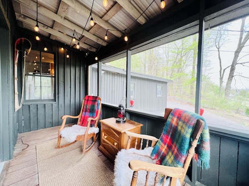 HOOTING HAUS - HOT TUB - FIRE PIT - CABIN RETREAT