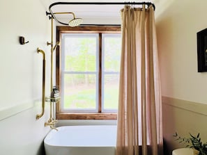 Hair dryer, towels, soap, shampoo - HOOTING HAUS - HOT TUB - FIRE PIT - CABIN RETREAT (Port Matilda)