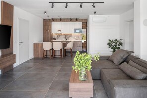 Televisión, chimenea, videojuegos y tenis de mesa 