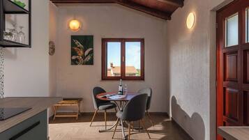 Familienapartment, 1 Schlafzimmer (Holiday Home Sladonja - Apartment 01) | Esszimmer