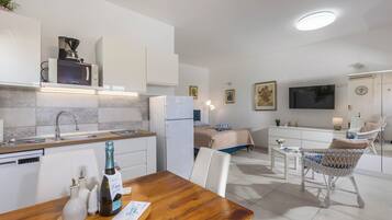 Familiestudio (Holiday Home Sladonja - Apartment 02) | Eget kjøkken | Kjøleskap, mikrobølgeovn, kokeplater og oppvaskmaskin