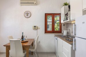 Family Studio (Holiday Home Sladonja - Apartment 02) | Private kitchen | Fridge, microwave, stovetop, dishwasher - Holiday Home Sladonja Apartments (Liznjan)