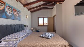 Familieleilighet, 1 soverom (Holiday Home Sladonja - Apartment 01) | 1 soverom, safe på rommet, skrivebord for bærbar PC og strykejern/-brett