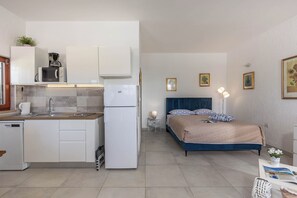 Familienstudio (Holiday Home Sladonja - Apartment 02) | Wohnbereich | 21-Zoll-Flachbildfernseher mit Satellitenempfang