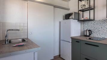Familieleilighet, 1 soverom (Holiday Home Sladonja - Apartment 01) | Eget kjøkken | Kjøleskap, mikrobølgeovn, kokeplater og oppvaskmaskin
