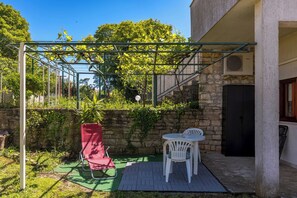 Outdoor dining - Holiday Home Sladonja Apartments (Liznjan)