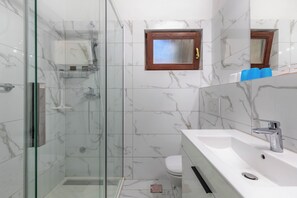 Family Studio (Holiday Home Sladonja - Apartment 02) | Bathroom | Shower, towels, soap, shampoo - Holiday Home Sladonja Apartments (Liznjan)