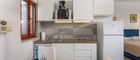 Family Studio (Holiday Home Sladonja - Apartment 02) | Private kitchen