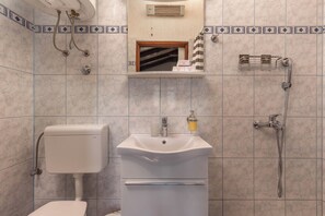 Căn hộ dành cho gia đình, 1 phòng ngủ (Holiday Home Sladonja - Apartment 01) | Phòng tắm | Buồng t  ắm vòi sen, khăn tắm, xà phòng, dầu gội 