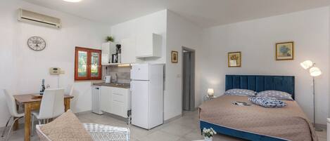 Family Studio (Holiday Home Sladonja - Apartment 02) | 1 bedroom, in-room safe, laptop workspace, iron/ironing board
