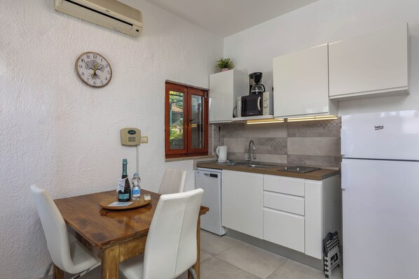Studio familial (Holiday Home Sladonja - Apartment 02) | Cuisine privée | Réfrigérateur, four à micro-ondes, surface de cuisson, lave-vaisselle