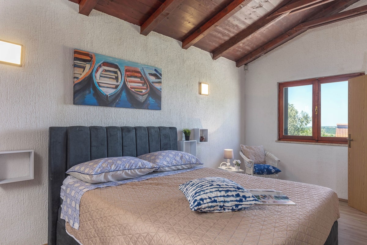 Apartamento família, 1 quarto (Holiday Home Sladonja - Apartment 01) | 1 quarto, cofres nos quartos, espaço de trabalho para notebook