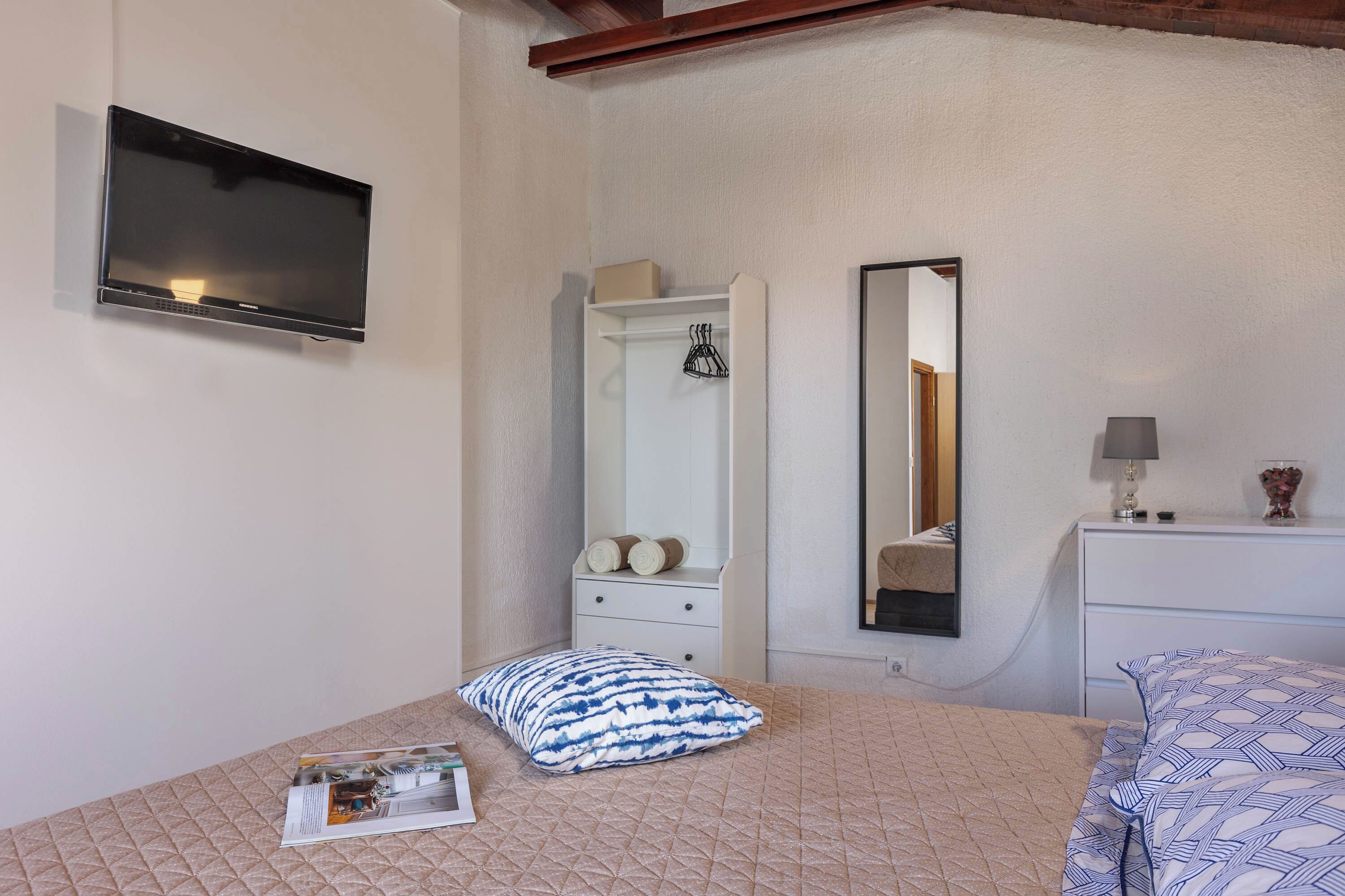 1 غرفة نوم وخزنة داخل الغرفة ومساحة عمل للكمبيوتر المحمول ومكواة/لوح كي