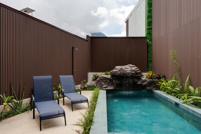 Cozy brand new Villa, private pool, jacuzzi, balcony, volcano view, 3 stories