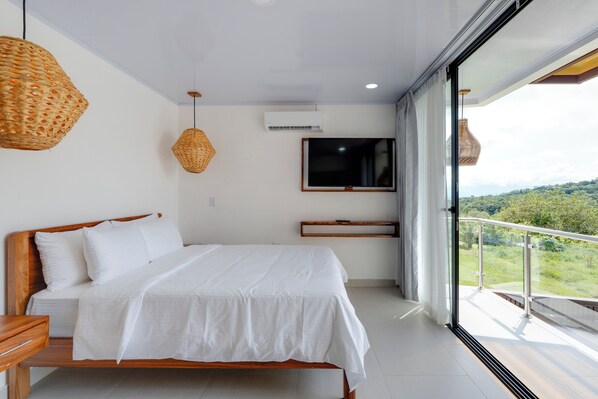 3 عدّة غرف نوم وخزنة داخل الغرفة ومكتب ومكواة/لوح كي