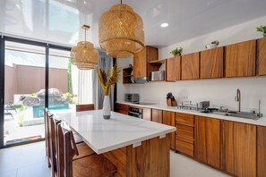 Fridge, microwave, oven, stovetop - Cozy brand new Villa, private pool, jacuzzi, balcony, volcano view, 3 stories (La Palma de la Fortuna)